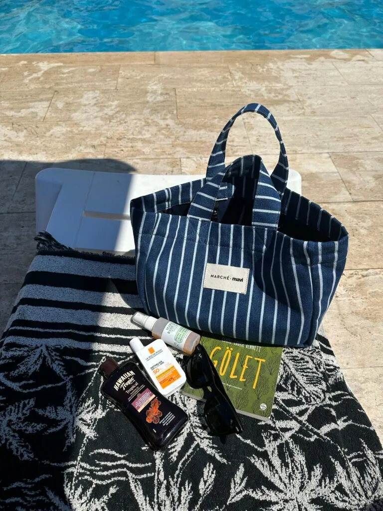 Mineral sunscreens: pool bag with sun protection items